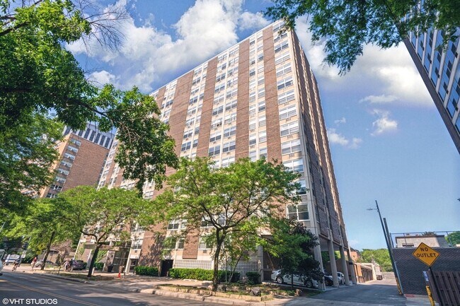 Building Photo - 3033 N Sheridan Rd