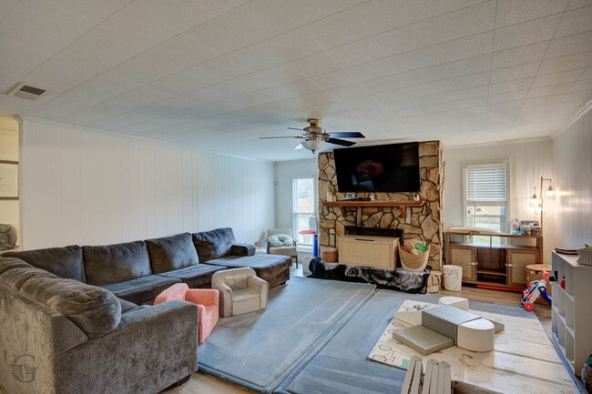 Building Photo - 9478 Poinsettia Dr