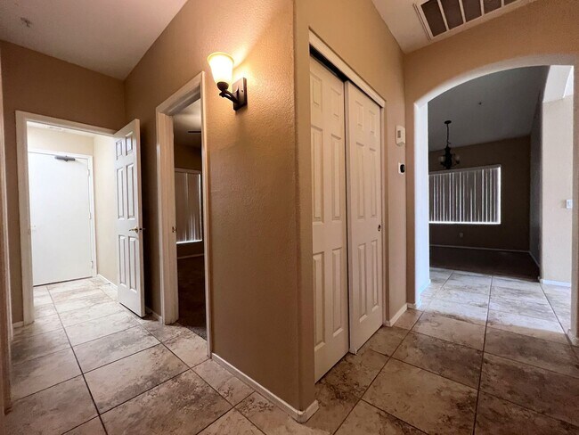 Building Photo - 4 BEDROOM WITH POOL