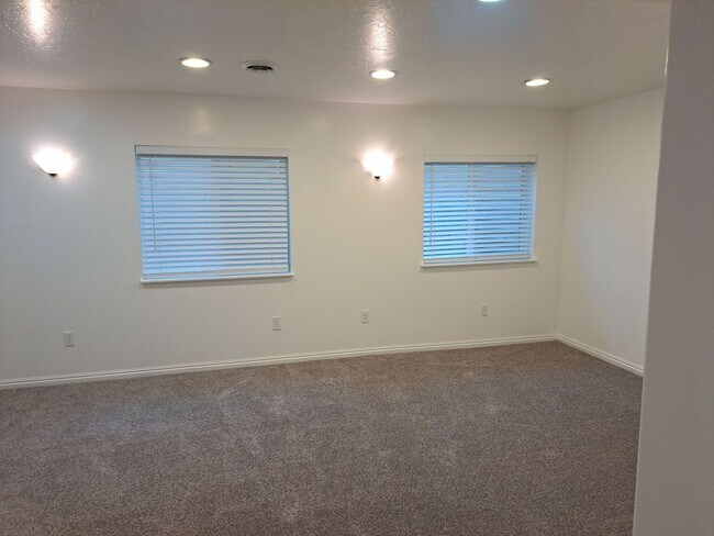 Building Photo - End unit townhome with basement suite!!