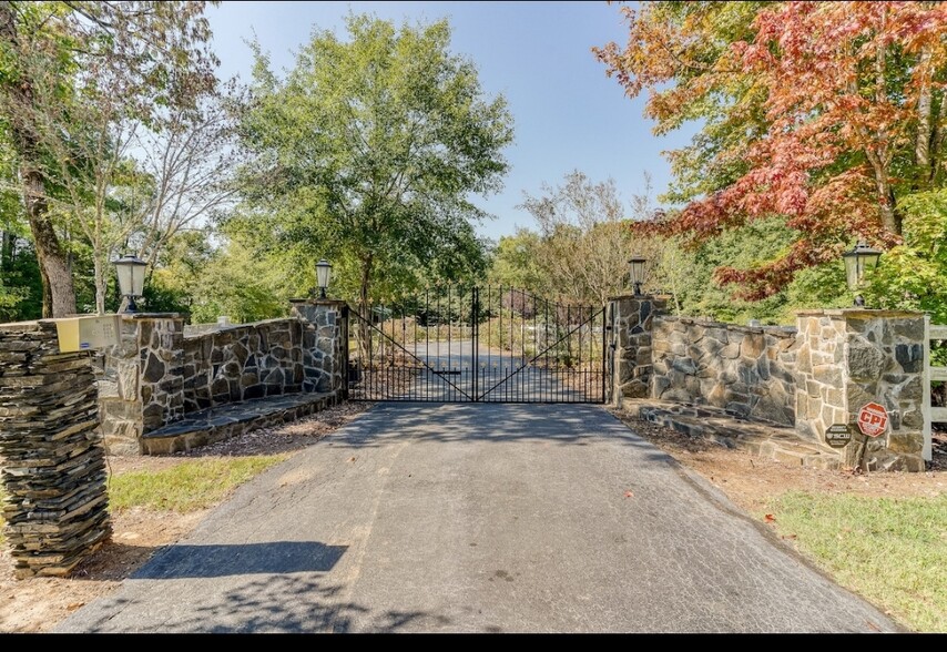 Gate - 2017 Gregg Rd