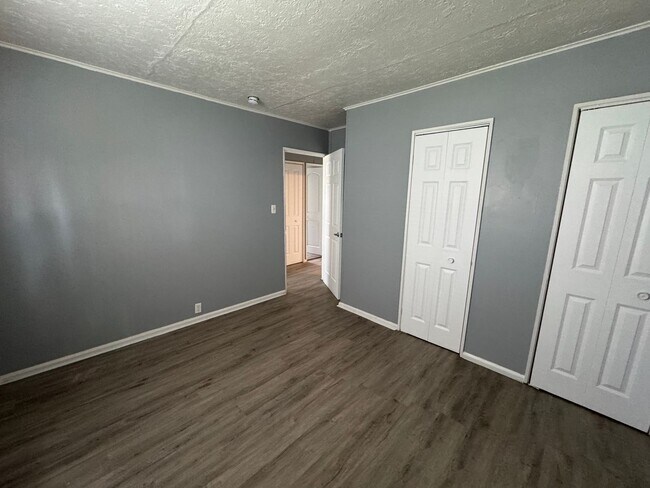 Building Photo - Eagledale 3 Bedroom 1 Bath
