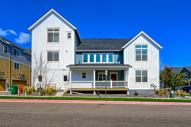 Primary Photo - 3 Bedroom Townhome in Englewood