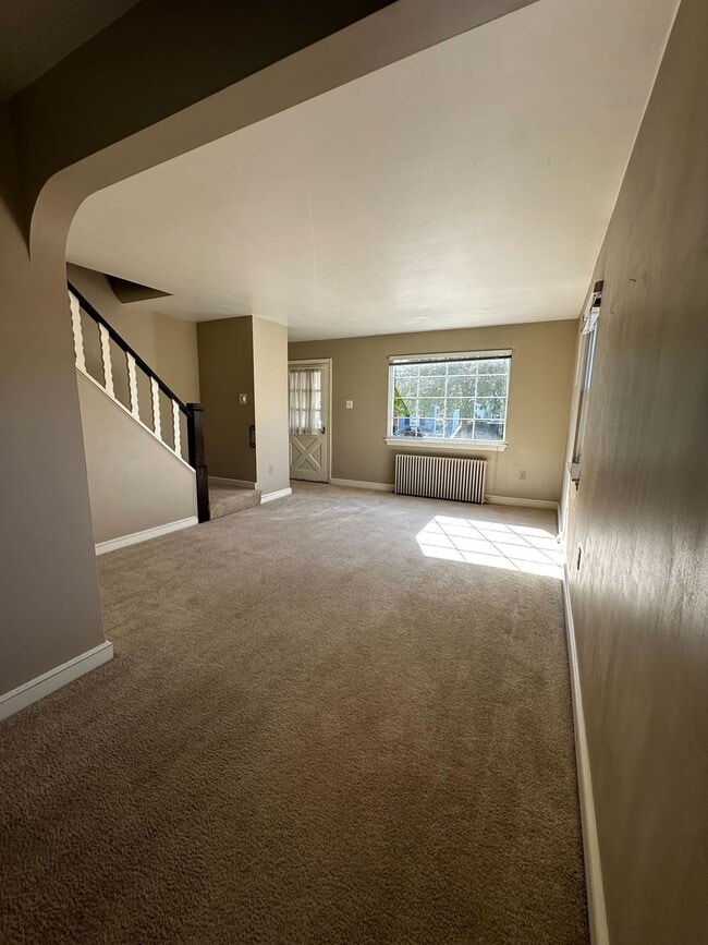 Building Photo - Spacious 2 Bedroom Home with Sunroom and Plenty of Storage!