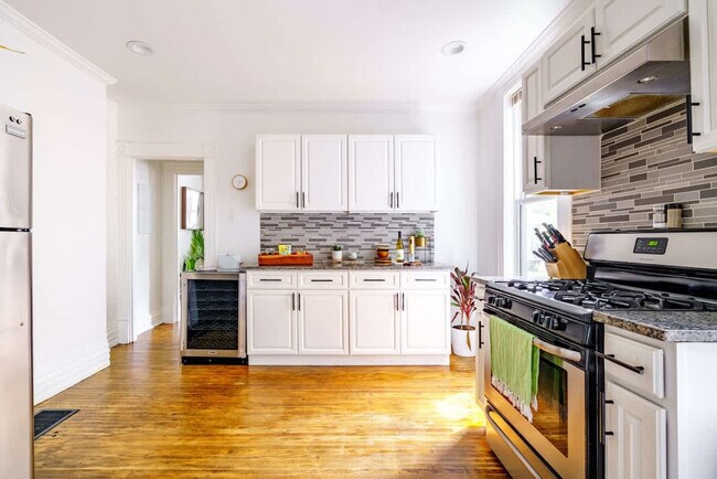 Building Photo - 256 W Poplar Ave