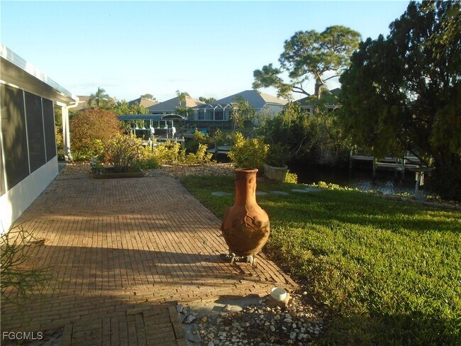 Building Photo - 991 April Ln