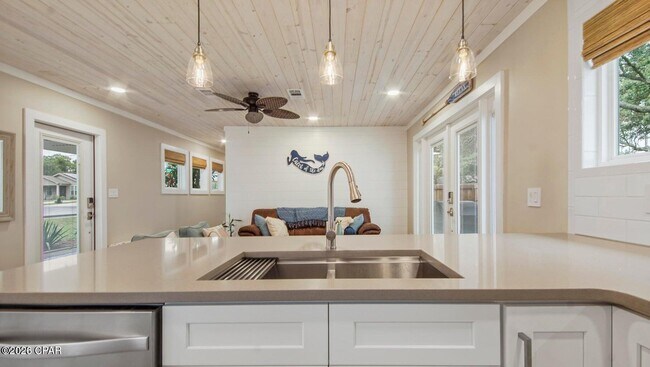 Building Photo - 307 Dolphin Dr