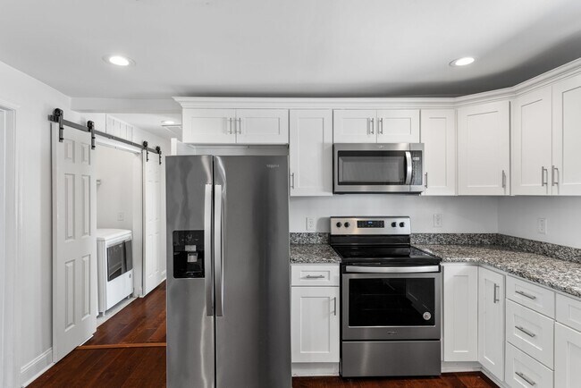 Building Photo - Gorgeous Home Near Downtown Durham!