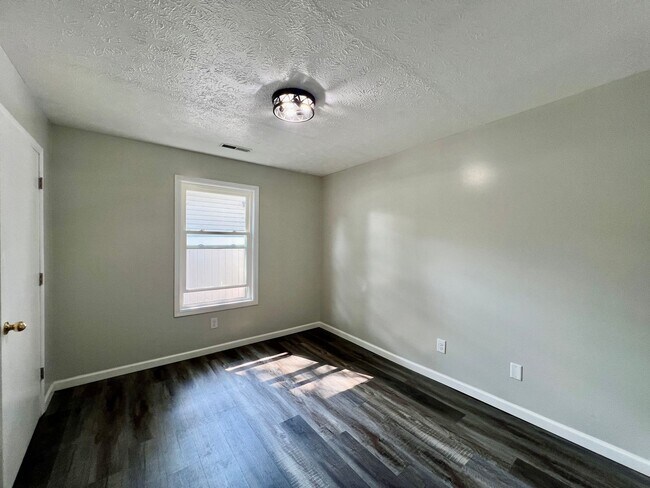 Building Photo - Renovated  3 bedrooms 1 full bath
