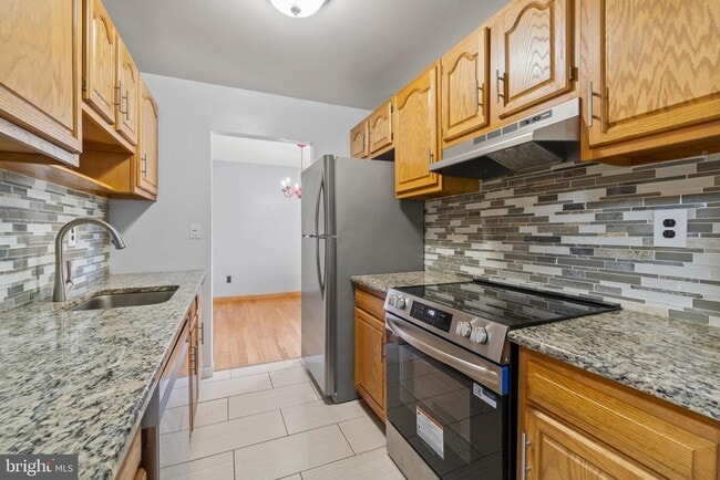 Building Photo - 15 B E Daisy Ln