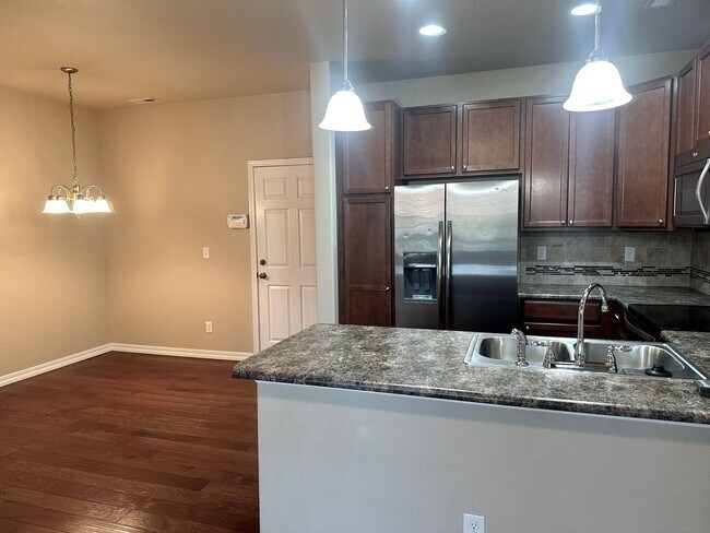 Building Photo - 2 Bedroom townhome in School District 20 w...