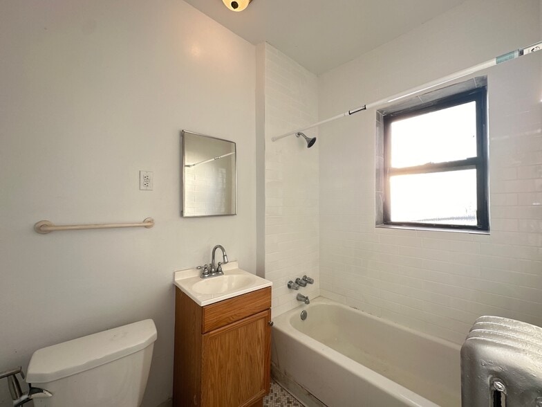 Building Photo - 933 W Sunnyside Ave