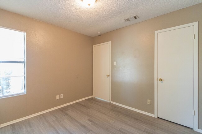 Building Photo - 701 Country Aire Dr