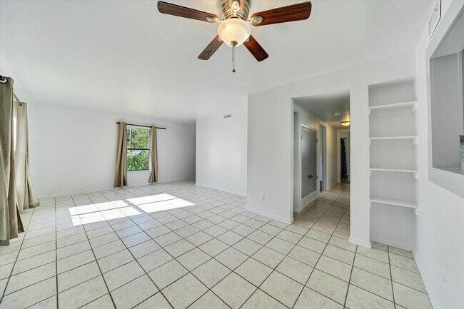 Building Photo - 1129 W San Antonio St