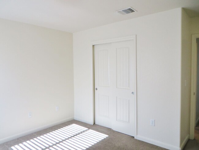 Building Photo - 3 Bedroom 2.5 Bathroom: Georgetown- Pinnacle Home