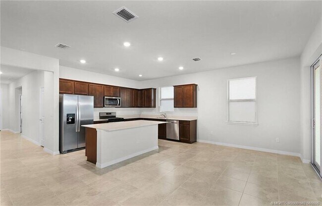 Building Photo - 10596 SW Morning Glory Dr