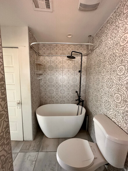 Building Photo - 117 W 2nd St