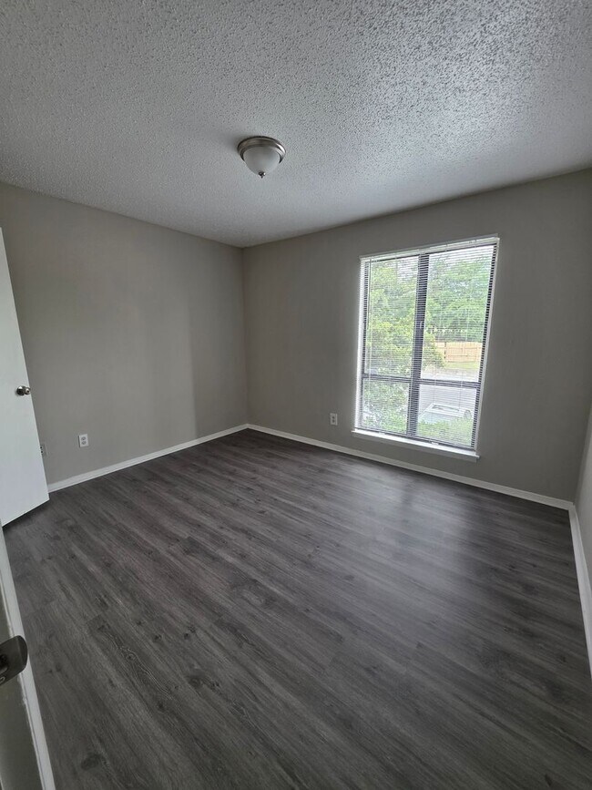 Building Photo - 207 Weddell St