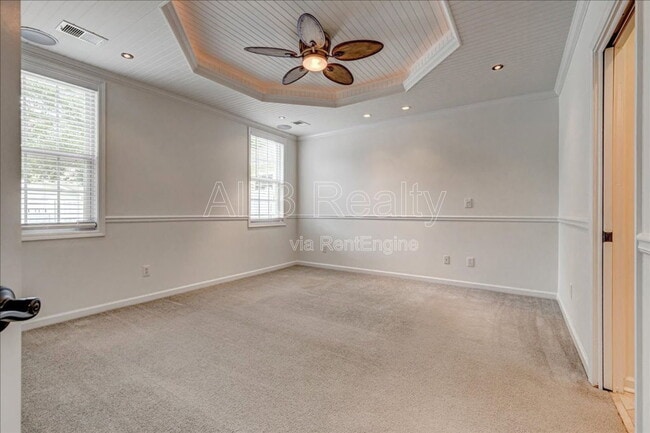 Building Photo - 1033 Pinehurst Dr