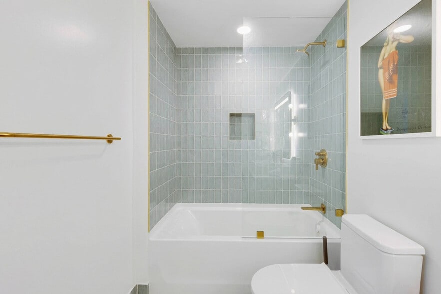 Building Photo - 601 NE 1st Ave