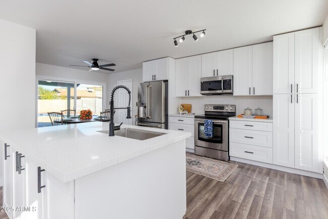 Building Photo - 2936 W Michelle Dr