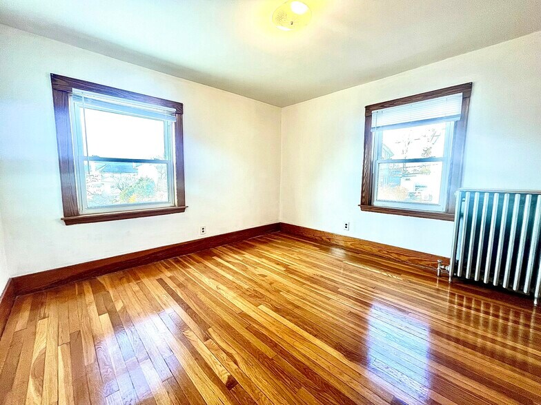 Building Photo - 27 South Crescent Circuit