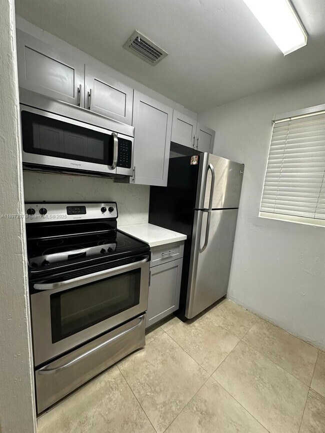 Building Photo - 3233 S Le Jeune Rd