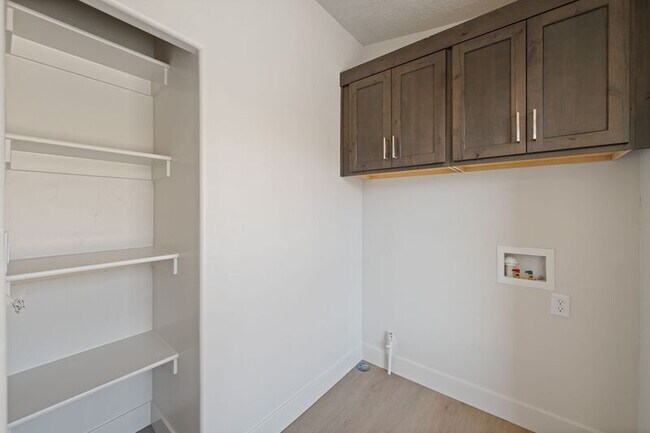 Building Photo - 146 E 400 N