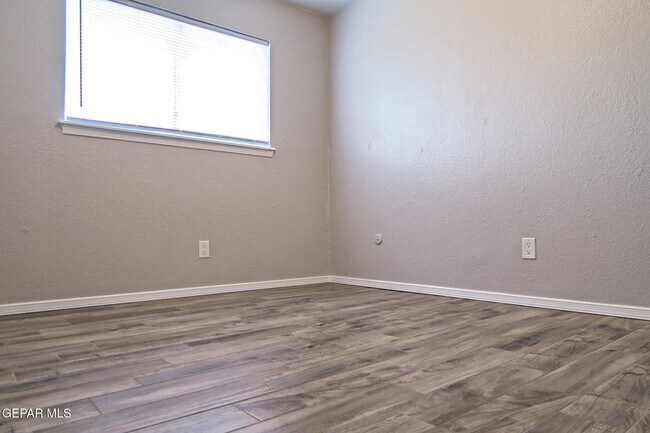 Building Photo - 5198 Viceroy Dr