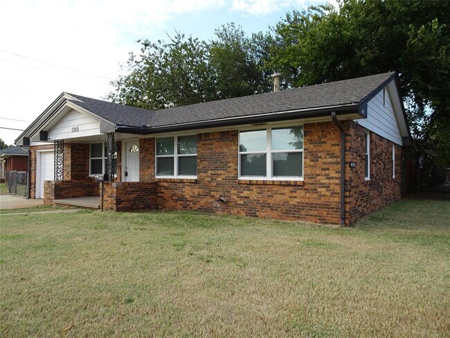 Building Photo - 2305 Maple Dr