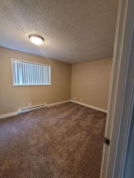 Building Photo - 8585 SW Canyon Ln