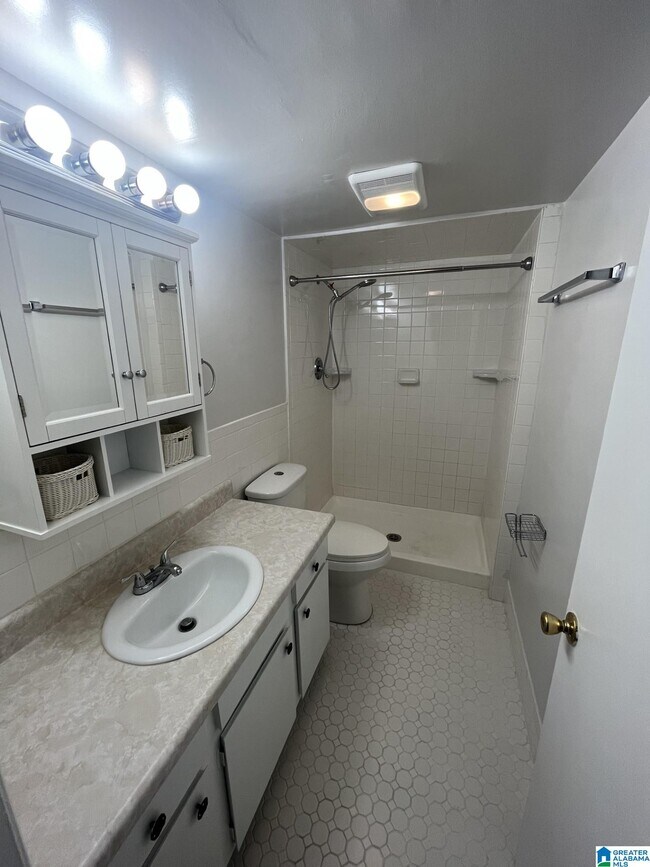 Building Photo - 3101 Lorna Rd