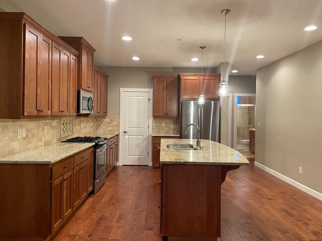 Building Photo - BEAUTIFUL LUXURY Style Townhouse with a gorgeous VIEW! Gated community in Camas! Top Rated Schools!