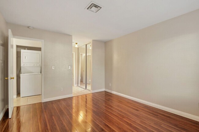 Building Photo - 4860 Nara Vista Way