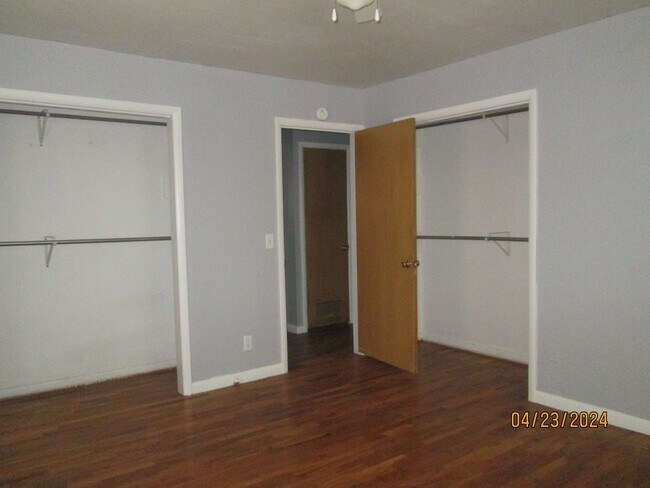 Building Photo - HOUSE -- 3 bedrooms, 2 bathrooms, Garage