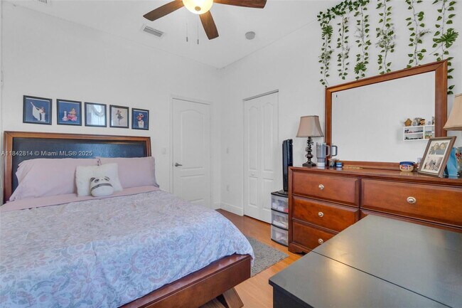 Building Photo - 3920 NE 13th Dr