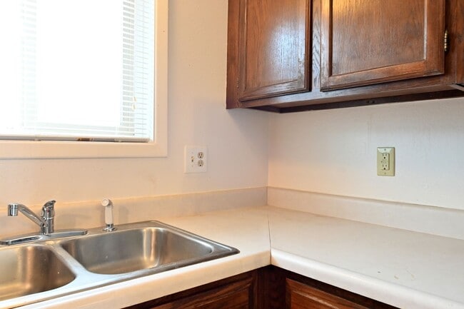 Building Photo - 2 bed 1 Bath townhouse
