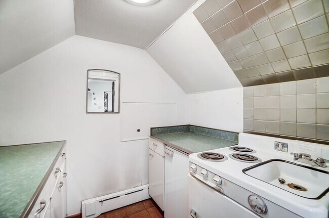 Building Photo - 2881 Observatory Ave