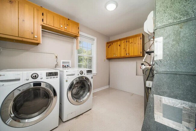 Building Photo - Incredible 2 story in West End with huge w...