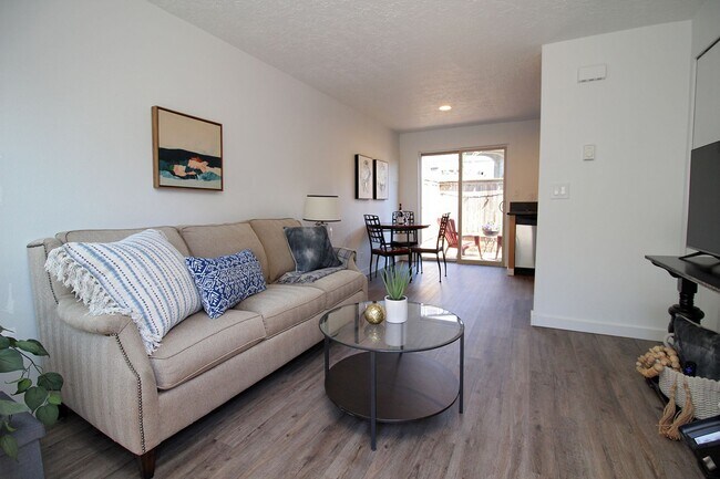 Building Photo - Super Charming FULLY FURNISHED 1 Bedroom M...