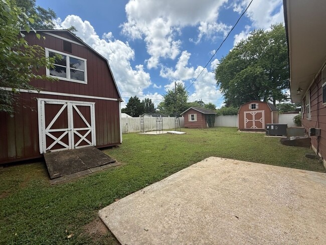 Building Photo - Charming 3-Bedroom Home with Spacious Yard...