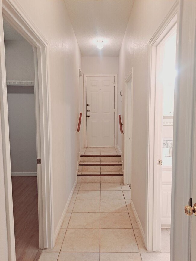 Building Photo - Beautiful 4/3/2 with Sparkling Pool!