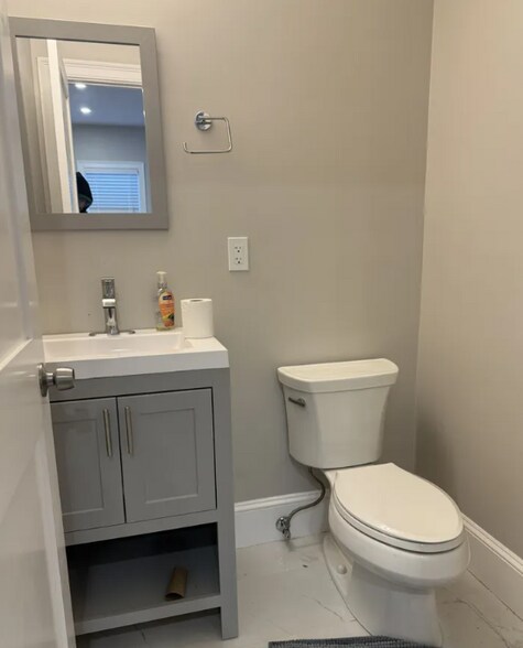 Building Photo - 156 Hillside St