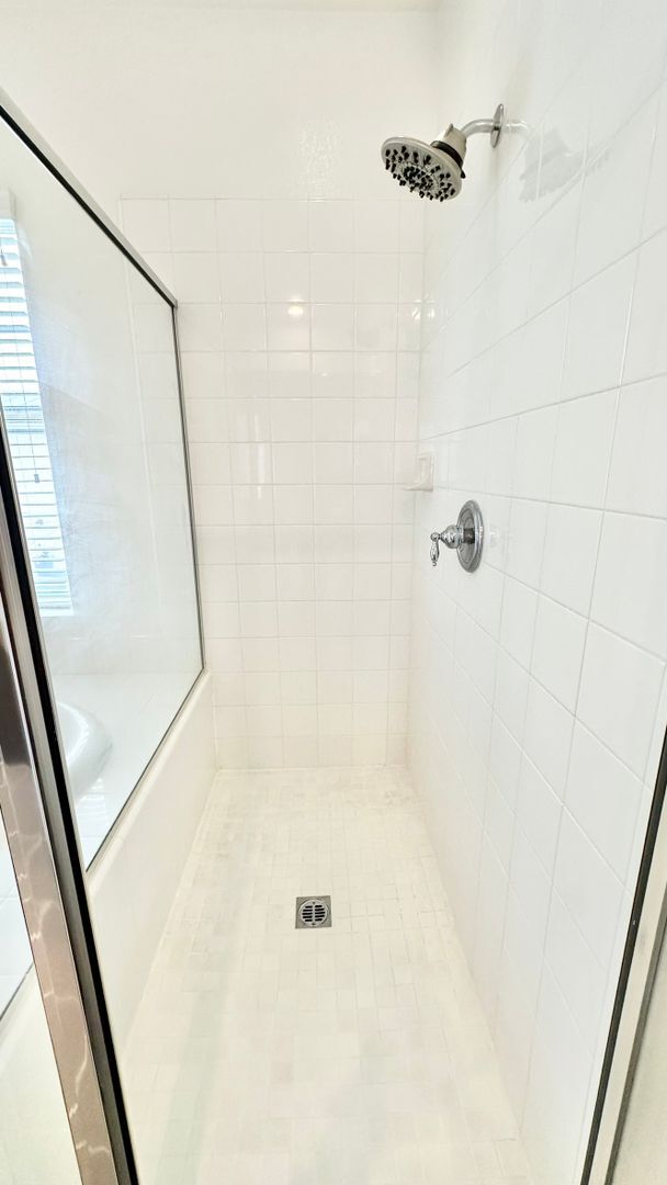 Building Photo - Beautifully Updated Two-Story Home in Lake...