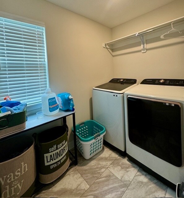 Building Photo - Large 4 Bedroom with Finished Basement - L...