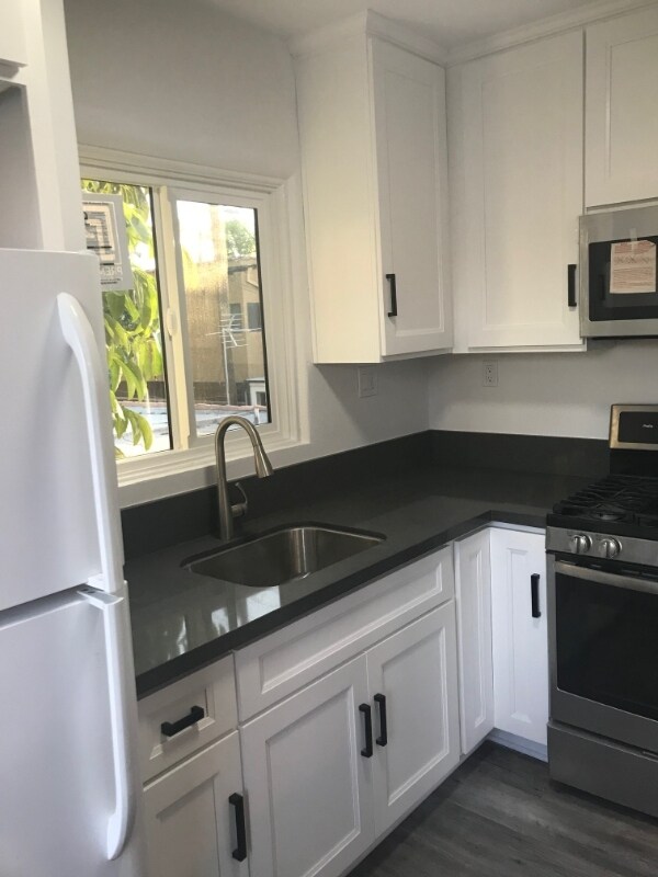 Building Photo - 3759 Lewis Ave