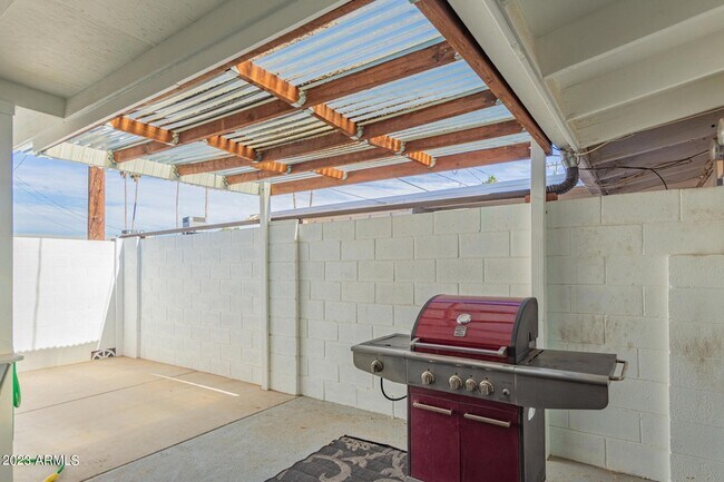 Building Photo - 10612 W Oakmont Dr