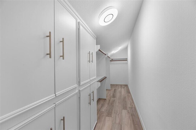 Building Photo - 2414 Avalon Pl