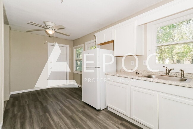 Building Photo - 1821 S 57th St