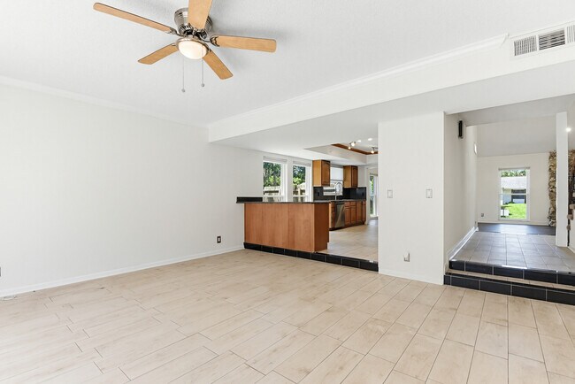 Building Photo - 6 Baywood Dr